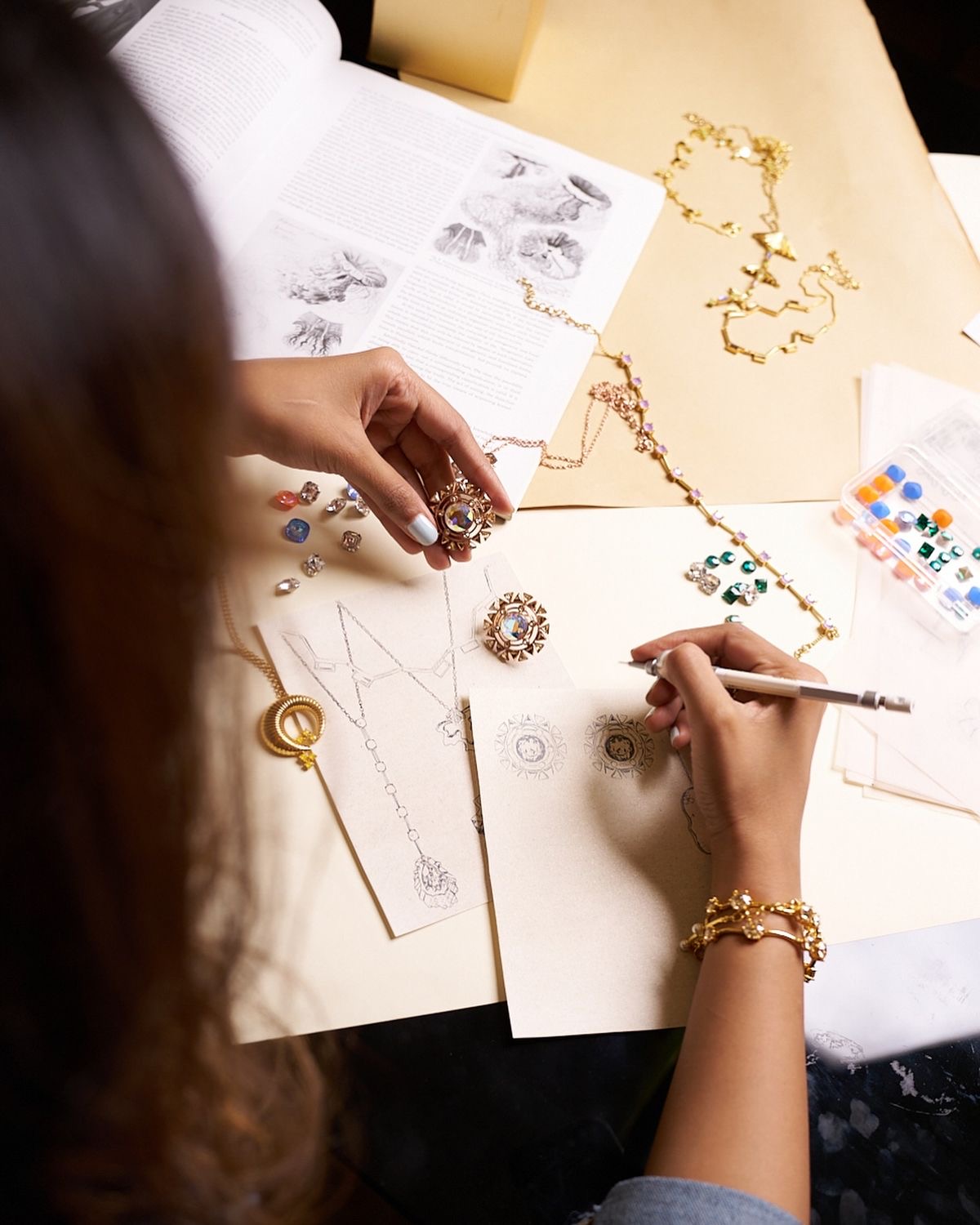 طراحی دستی جواهرات: هنر در دستان شما